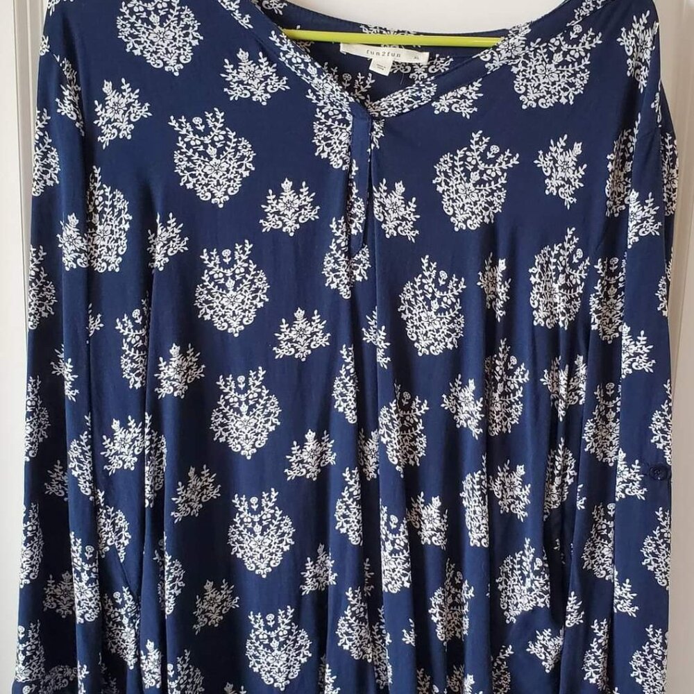 Fun2Fun - lightweight blouse with a unique snow flake type design. Size XL.